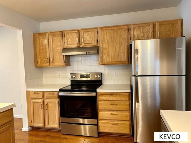 Building Photo - Spacious Townhouse with Central AC