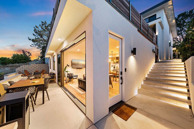 Building Photo - 13985 Mira Montana Dr