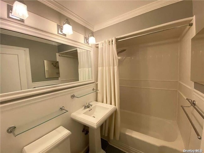 Building Photo - 39 W 7th St