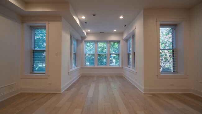 Building Photo - Newly Rehabbed 3-bedroom, 2-bath Gem with In-Unit Washer/Dryer! Discover Uptown Living.