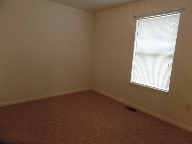 Building Photo - 2 Bedroom Duplex - North