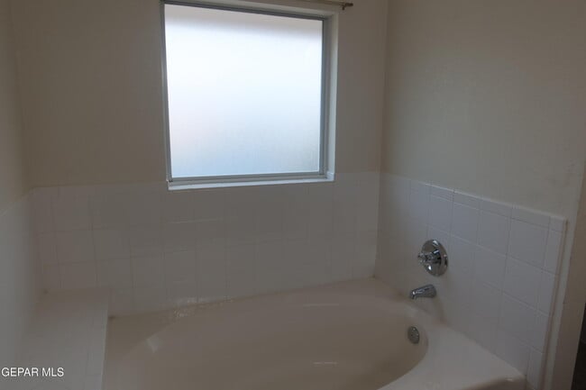 Building Photo - 12520 Twin Leaf Dr