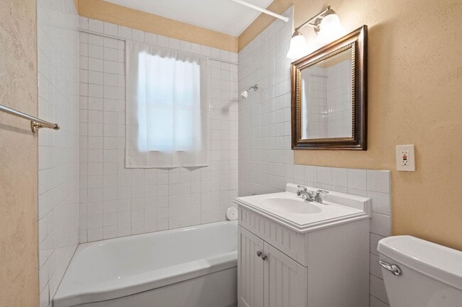 Building Photo - Charming, retro 2-bdrm/2-bath ranch w/ lar...