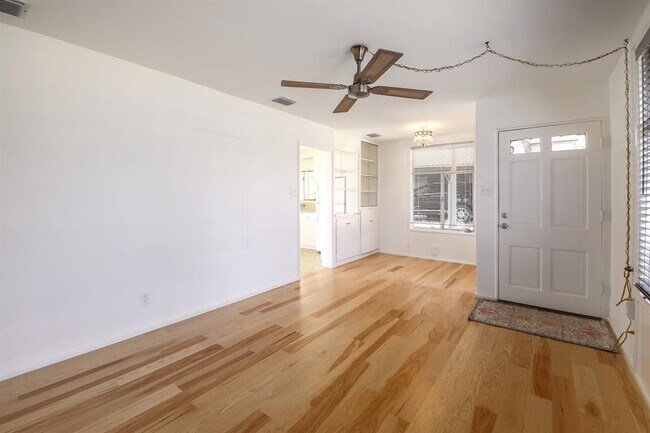 Building Photo - 1515 Corona Dr