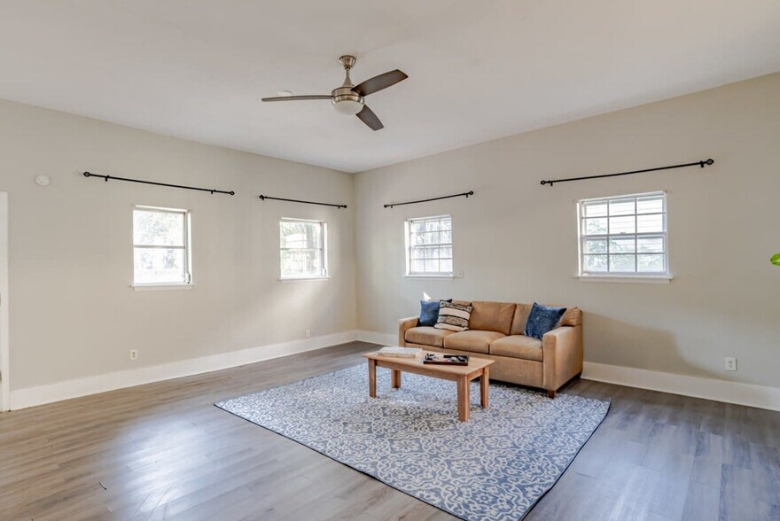 Building Photo - 402 Michigan Ave