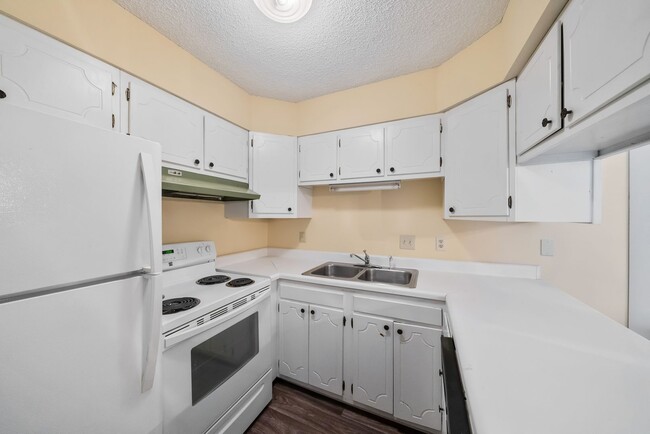 Building Photo - Townhome off Falls of Neuse: Available 6/6