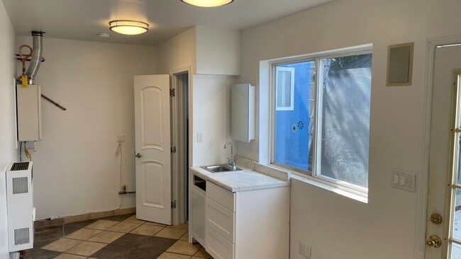 Building Photo - West LA Gem - 2 bed / 1 bath