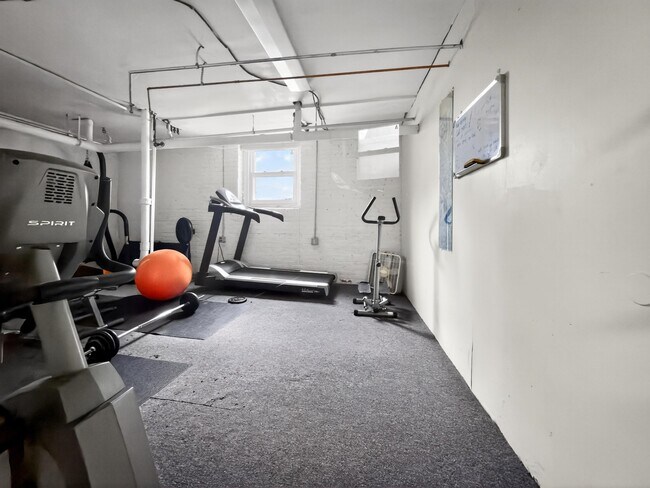 Building Photo - 122 W 39th St