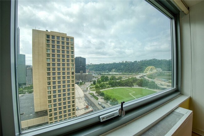 Building Photo - 320 Fort Duquesne Blvd