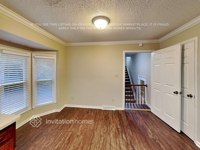 Building Photo - 10225 Woodview Cir