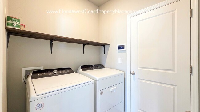 Building Photo - BRILLIANT and SPACIOUS! 4 BEDROOM/2.5 BATH PLUS LARGE BONUS-FLEX SPACE and FENCED YARD!