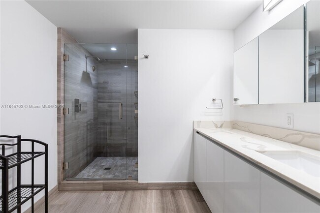 Building Photo - 1300 Brickell Bay Dr