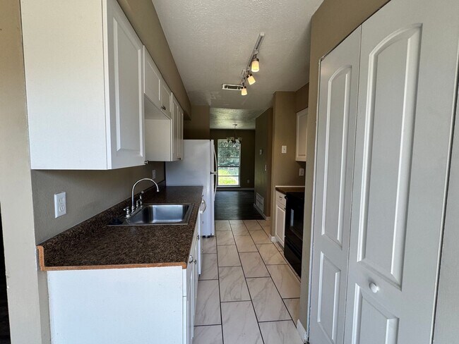 Building Photo - FOR RENT – 2 Bed / 1 Bath Triplex in Citrus Park, Ocala, FL – Available Now!