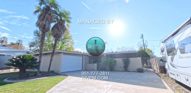 Building Photo - Mid-Century Modern Beauty with Spacious Backyard