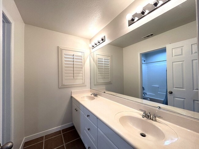 Building Photo - AVAILABLE NOW!! Fully Furnished 5 Bedroom 2.5 Bathroom Two Story Home in Beaumont!!