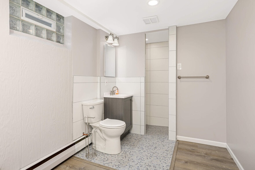 Bath Lower - 2525 Maple Ln