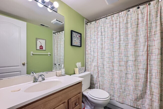 Building Photo - Furnished Downtown Louisville 5BDR Gem