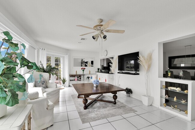 Building Photo - 450 French Royale Cir