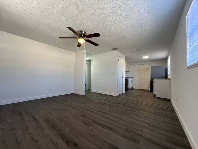 Building Photo - 9321 Goldenrod Rd