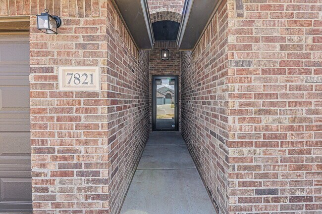 Building Photo - Beautiful 3/2/2 in Frenship Schools