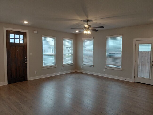 Building Photo - 3/2/2 - FENCED BACKYARD!!! GREAT NEIGHBORHOOD - Godley ISD - Summer Specials!