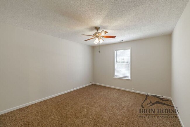 Building Photo - 335 Oak Meadows Dr