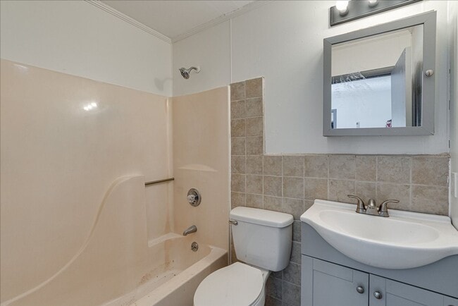 Building Photo - 2004 Wilson St