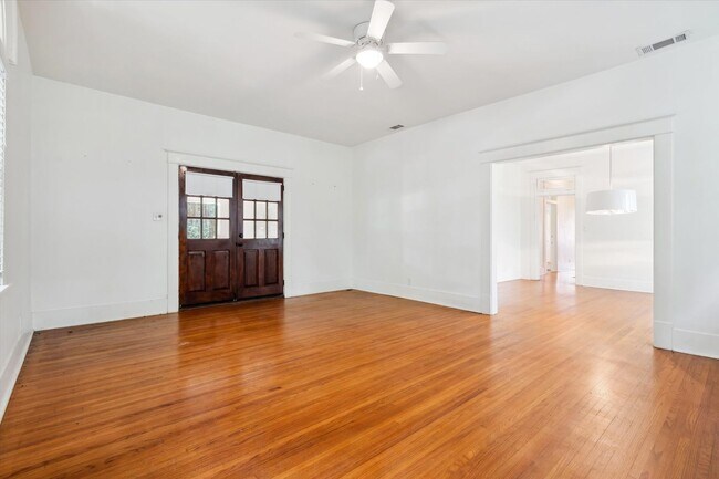 Building Photo - HISTORIC COTTAGE IN THE HEART OF MIDTOWN