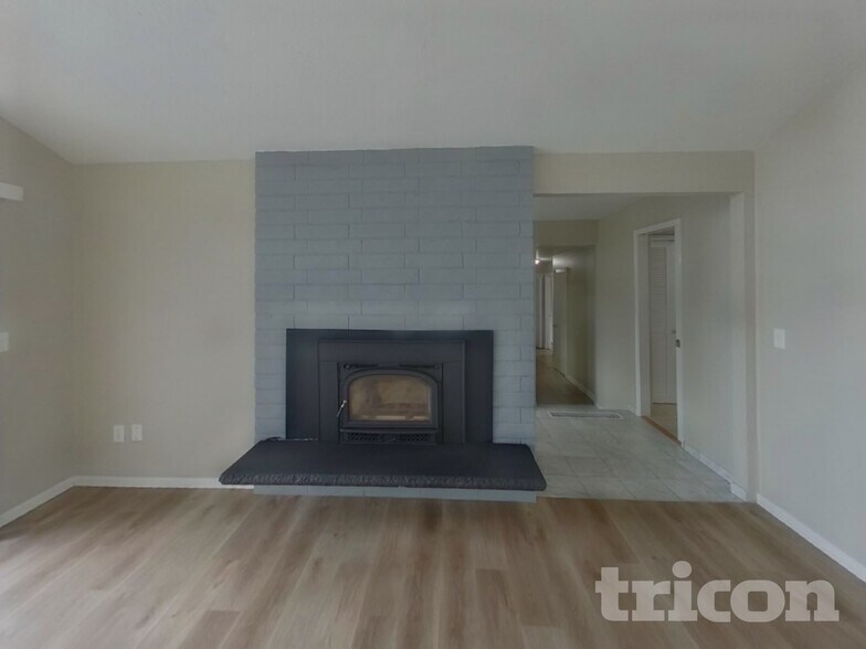 Building Photo - 4201 NE 51st St