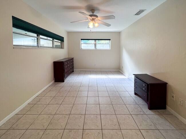 Building Photo - 4BR/3BA with Detached Garage Conversion Available Mid August! *Application Pending*