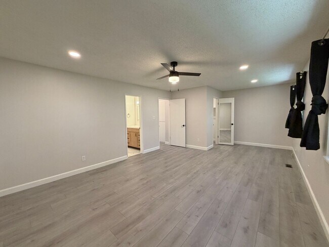 Building Photo - 529 S Xenon Ct