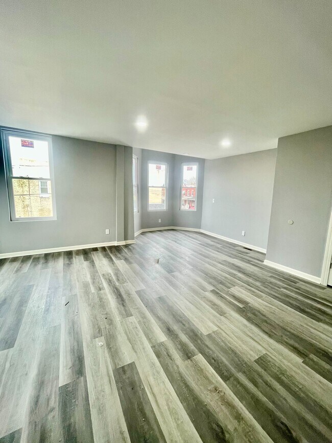 Building Photo - 3901 Poplar St