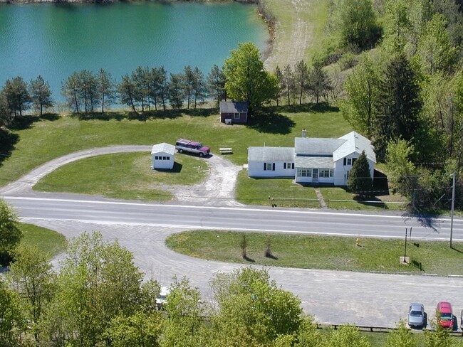 Building Photo - 3 Bedroom, 1 Bath Farmhouse Jamesville-DeWitt School