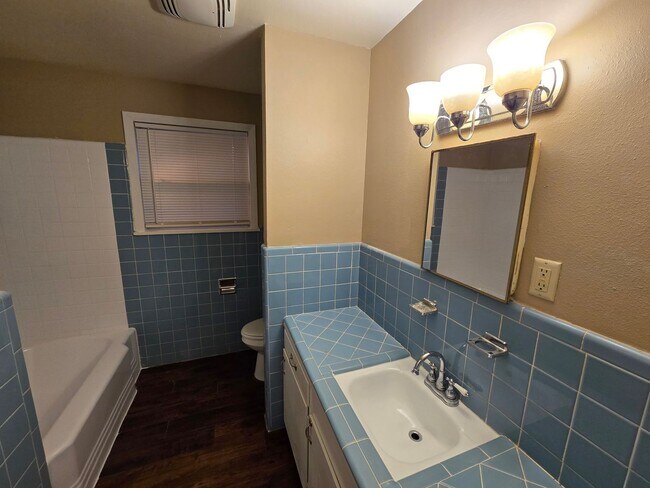 Building Photo - Bryan - 4 bedroom / 2 bath / fenced in bac...