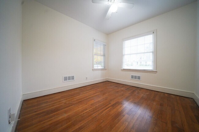 Building Photo - 1/2 MONTH FREE! ?Cotswold- 3 bed,2 bath, Hardwood floors