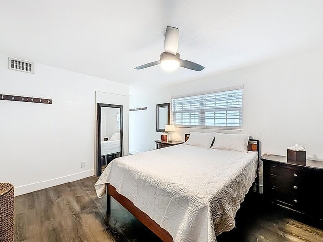 Building Photo - 305 SE 11th Ave