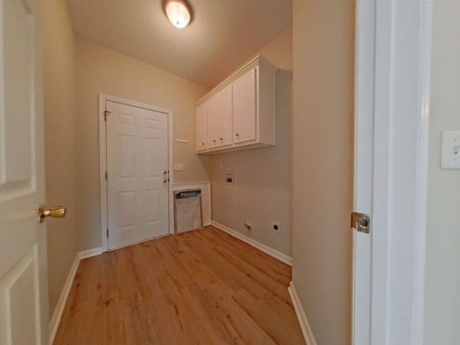 Building Photo - 4858 Somerset Dr