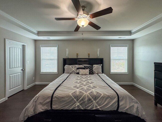 Building Photo - Gorgeous 4 Bed 2.5 Bath Home with Fenced Backyard