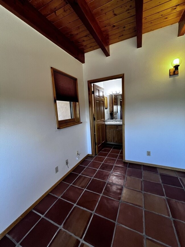 Building Photo - 5 Oriente Ct