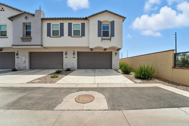 Building Photo - Like New Luxurious Model Home in Warner Meadows!