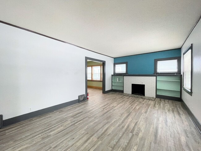 Building Photo - Large 4 bedroom home