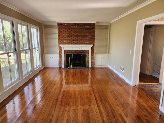 Building Photo - Three Bedroom Home!