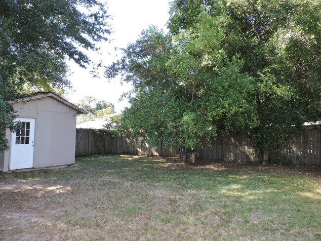 Building Photo - Convenient Northeast location!