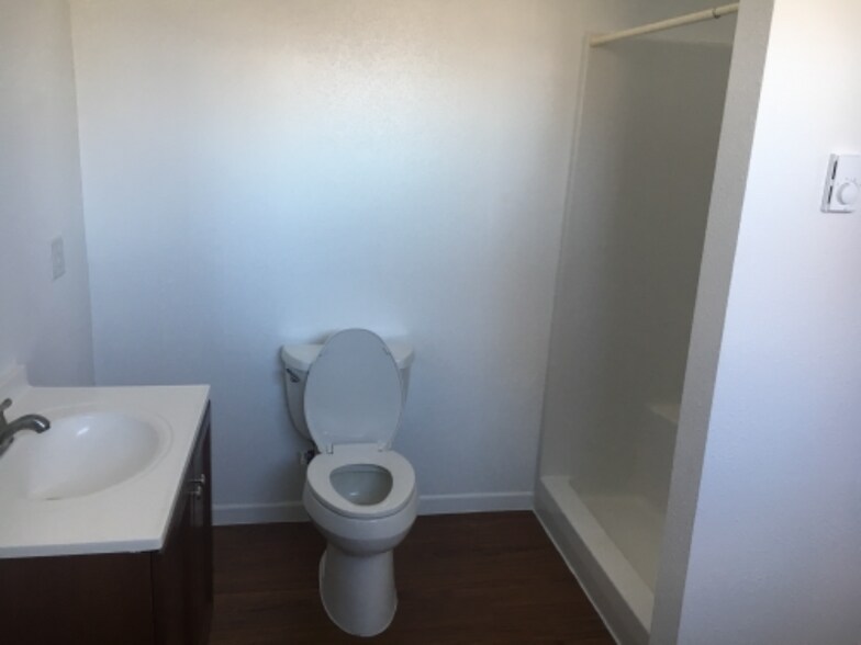 Building Photo - 208 Center St