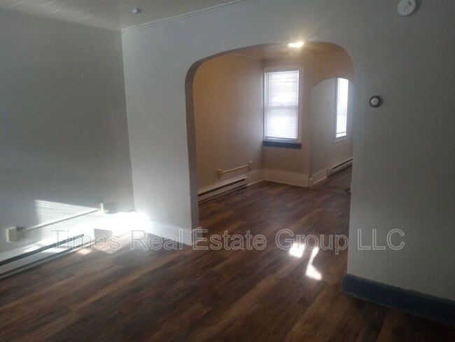 Building Photo - 206 W Railroad St