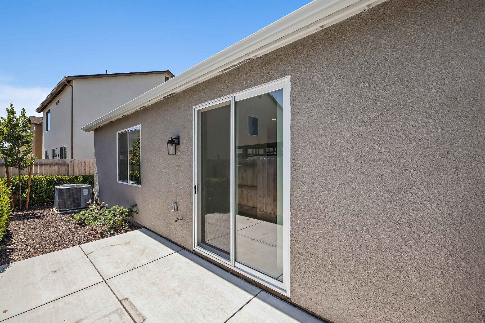 Building Photo - 821 Amanecer Ave