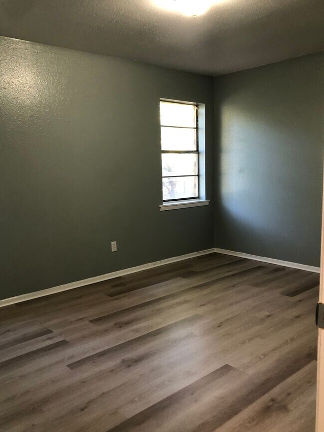 Building Photo - Very nice 3 bedroom/1 bath house with Central Air & Heat