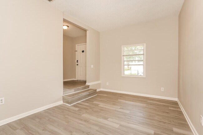 Building Photo - 2434 Quail Ave