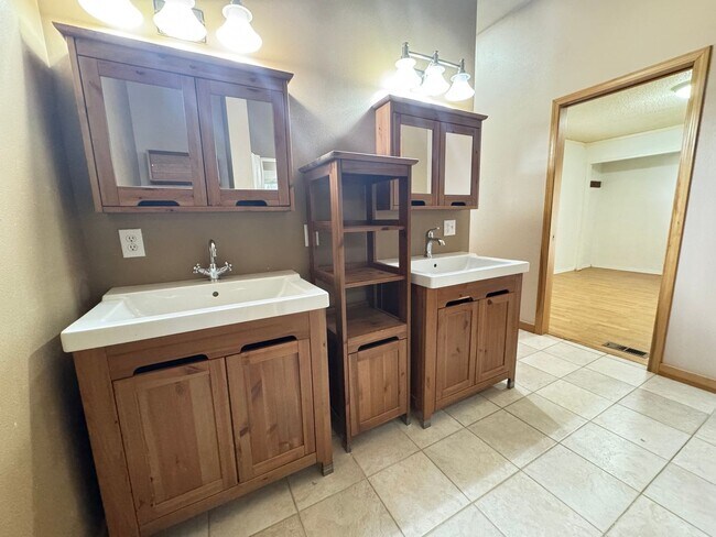 Building Photo - 3 Bed, 2 Bath in Anacortes WATER VIEW and ...