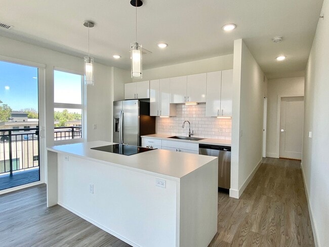 Building Photo - WOW!  Top Corner, 2 bed, 2 bath